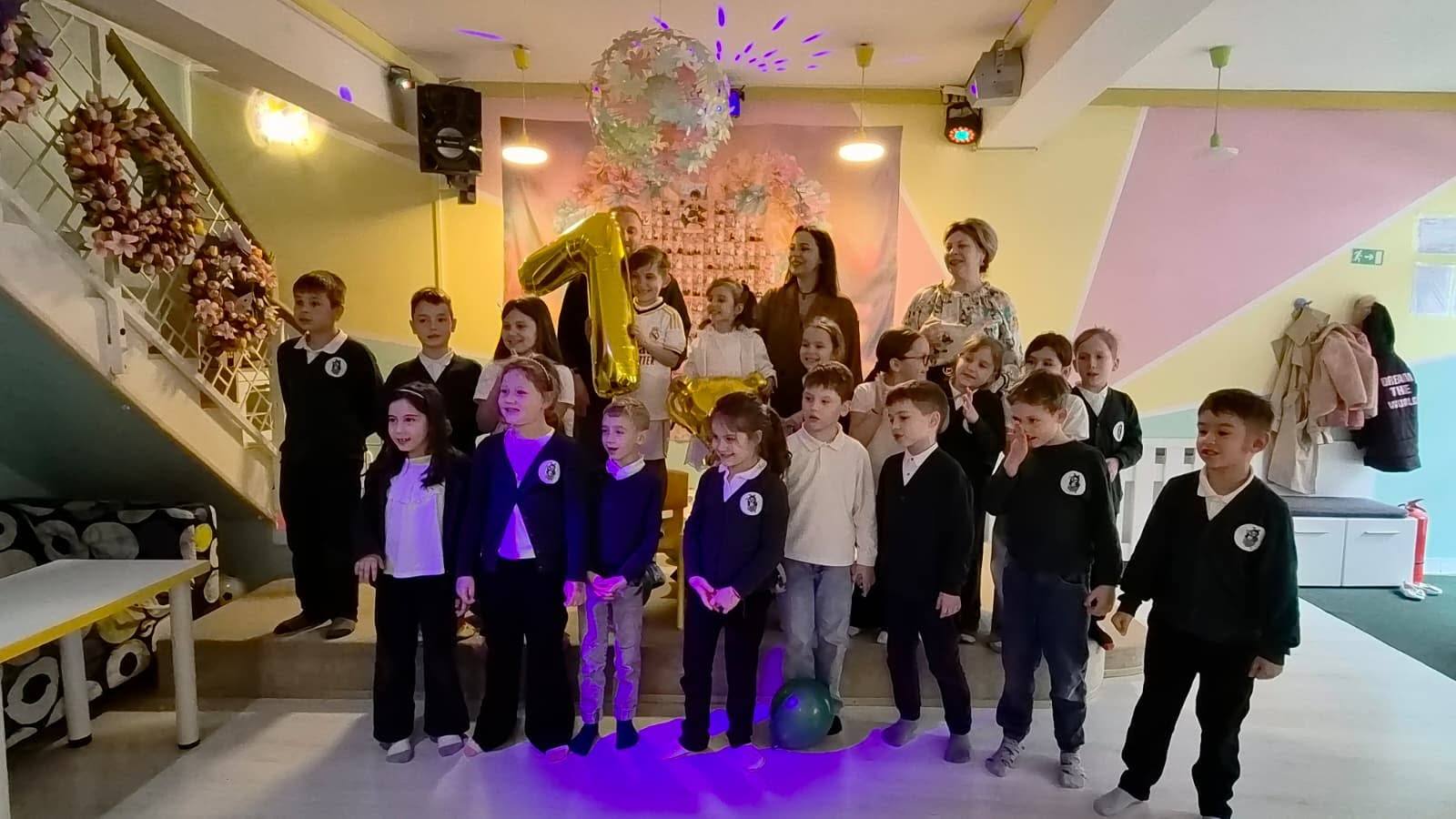 Grup de copii la aniversarea a șapte ani de Joy Club