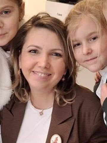 Teacher Joy, împreună cu copiii