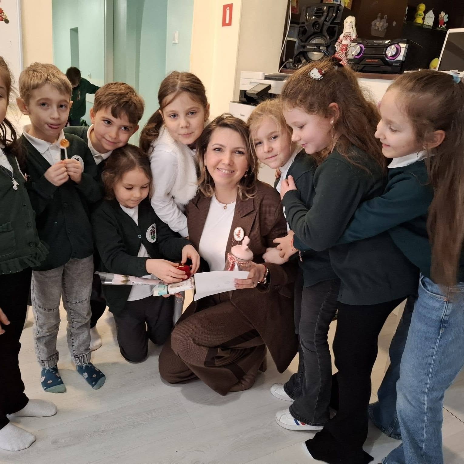 Teacher Joy alături de un grup de copii